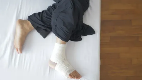 붕대를 감고 올려 둔 발